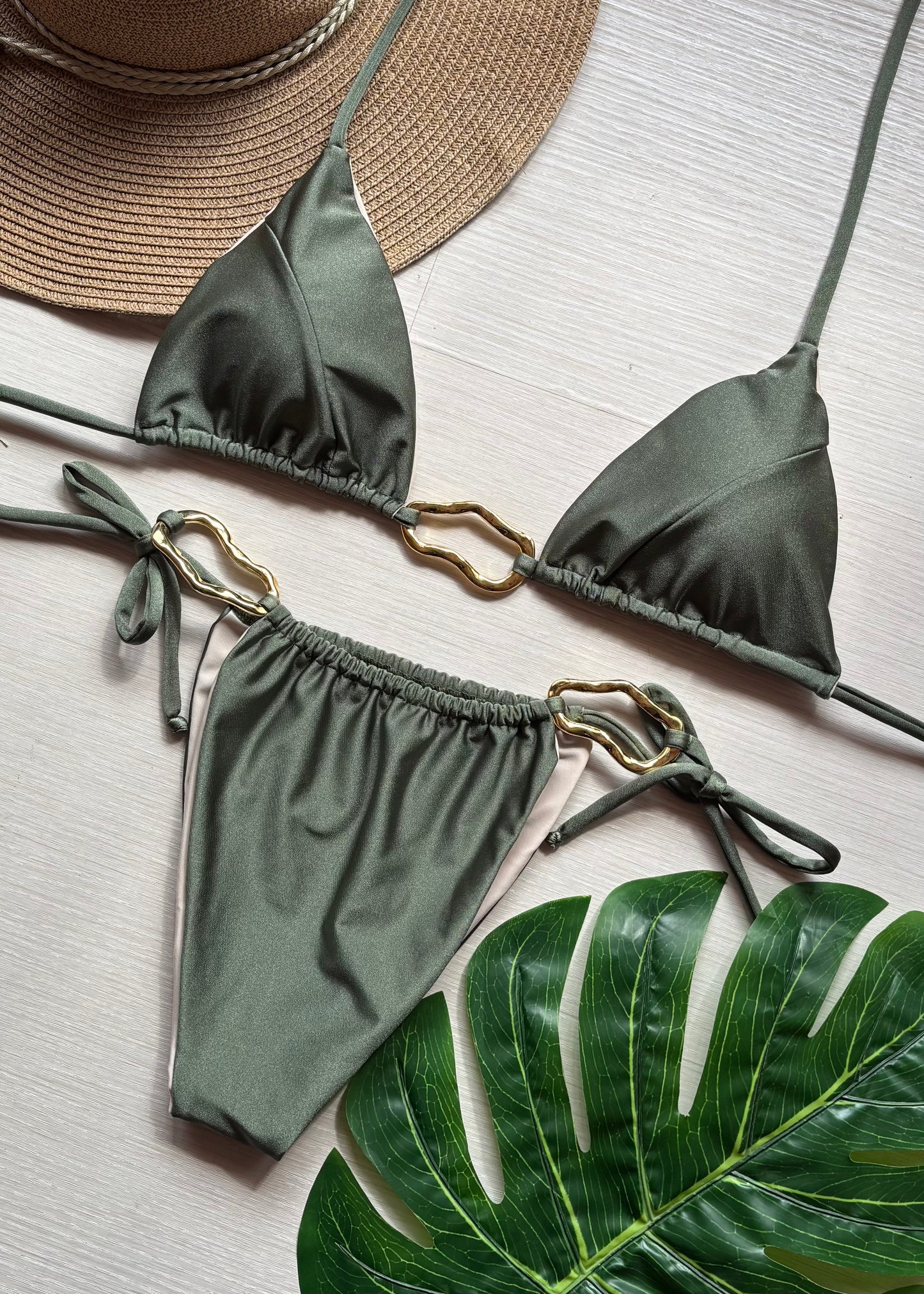 Bronceador con herrajes asimetricos