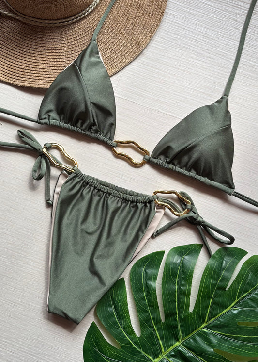 Bronceador con herrajes asimetricos